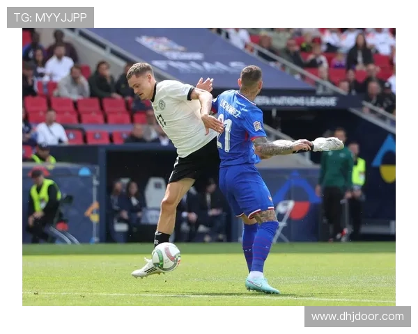 昔日球场传奇重返赛场，足球球星表现稳健引发球迷关注