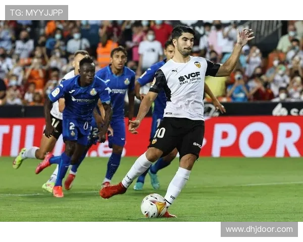 瓦伦西亚球迷抗议持续加剧,球队声誉与赛季运营面临考验 瓦伦西亚球迷抗议持续加剧,球队声誉与赛季运营面临考验